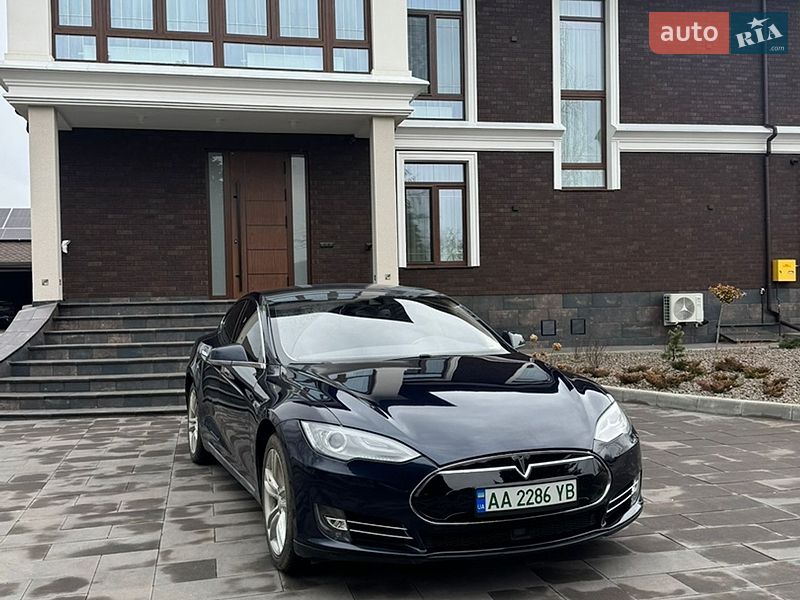 Tesla Model S 2015