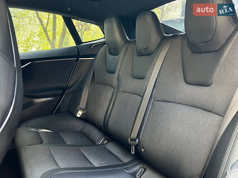 Лифтбек Tesla Model S 2018 в Львове