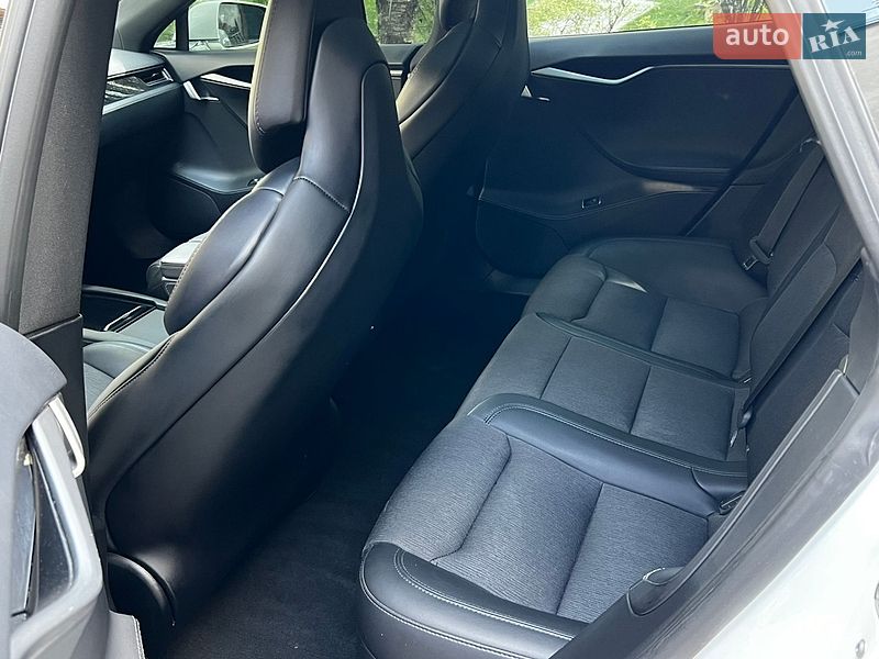 Лифтбек Tesla Model S 2018 в Львове