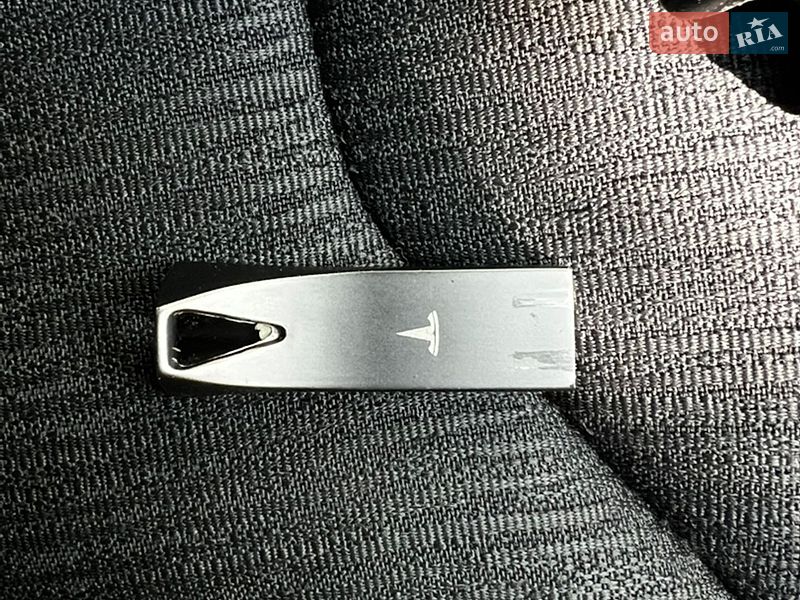 Лифтбек Tesla Model S 2018 в Львове