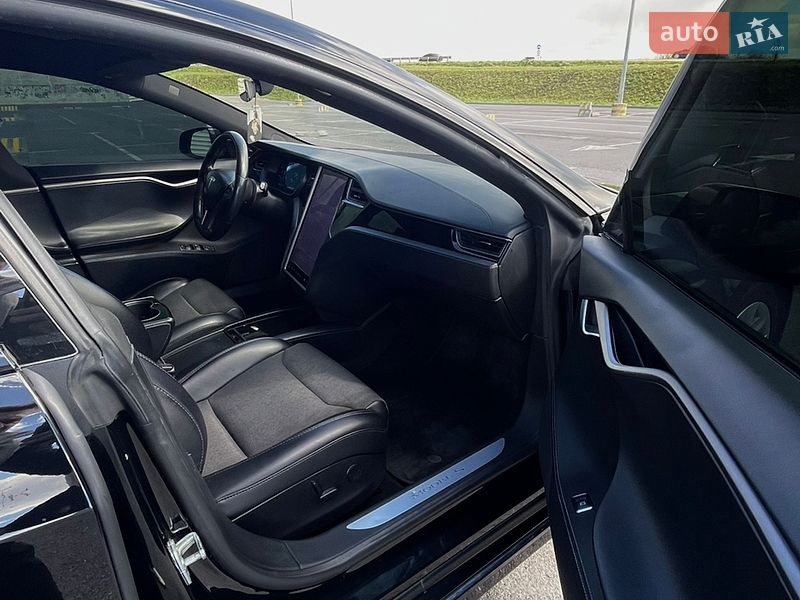 Лифтбек Tesla Model S 2018 в Львове