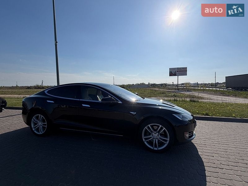 Лифтбек Tesla Model S 2015 в Львове