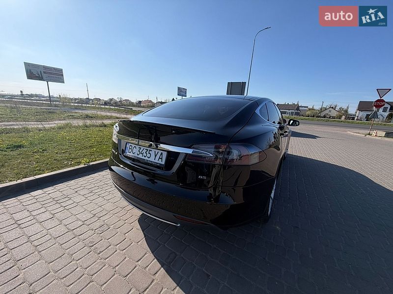 Лифтбек Tesla Model S 2015 в Львове