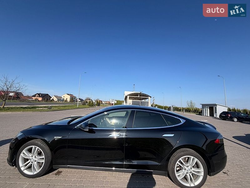 Лифтбек Tesla Model S 2015 в Львове