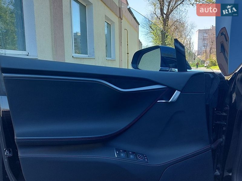 Лифтбек Tesla Model S 2018 в Николаеве