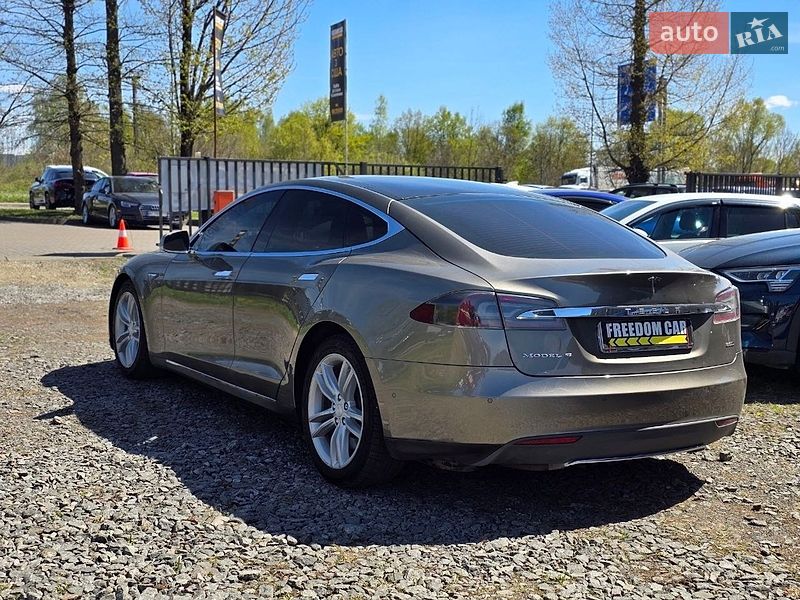 Лифтбек Tesla Model S 2015 в Львове
