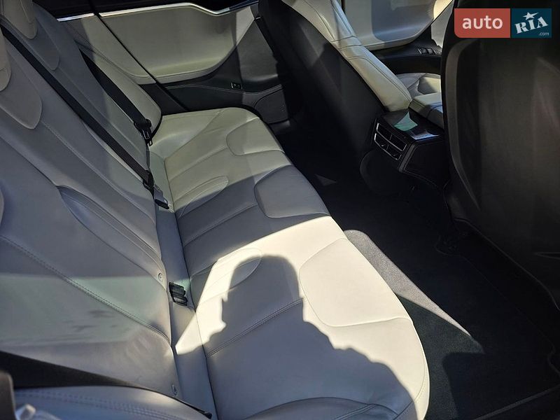 Лифтбек Tesla Model S 2015 в Львове