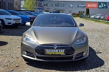 Лифтбек Tesla Model S 2015 в Львове