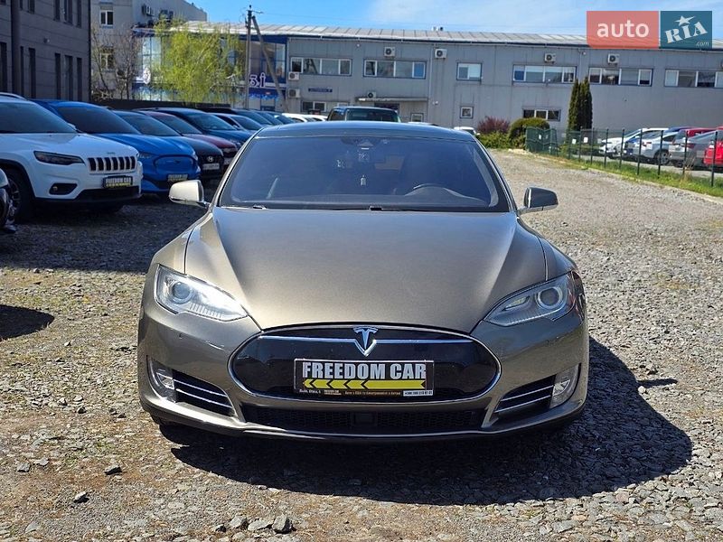 Лифтбек Tesla Model S 2015 в Львове