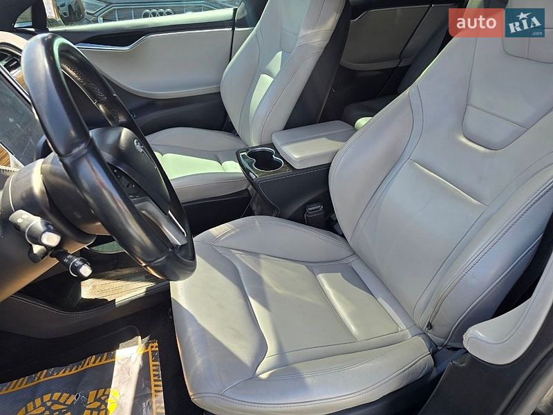 Лифтбек Tesla Model S 2015 в Львове
