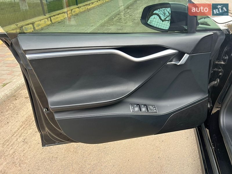 Ліфтбек Tesla Model S 2016 в Одесі