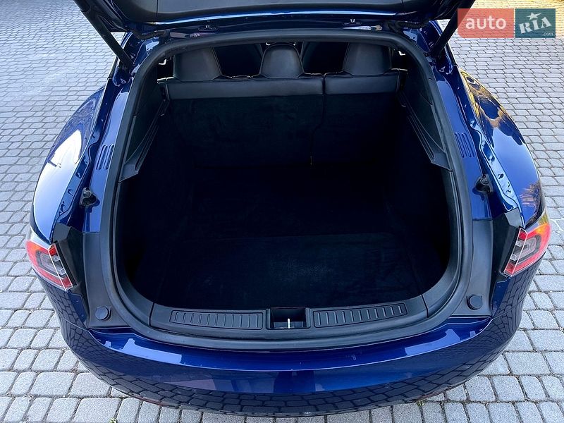Лифтбек Tesla Model S 2017 в Львове