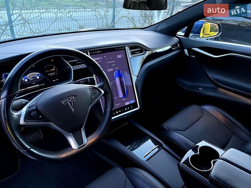 Лифтбек Tesla Model S 2017 в Львове