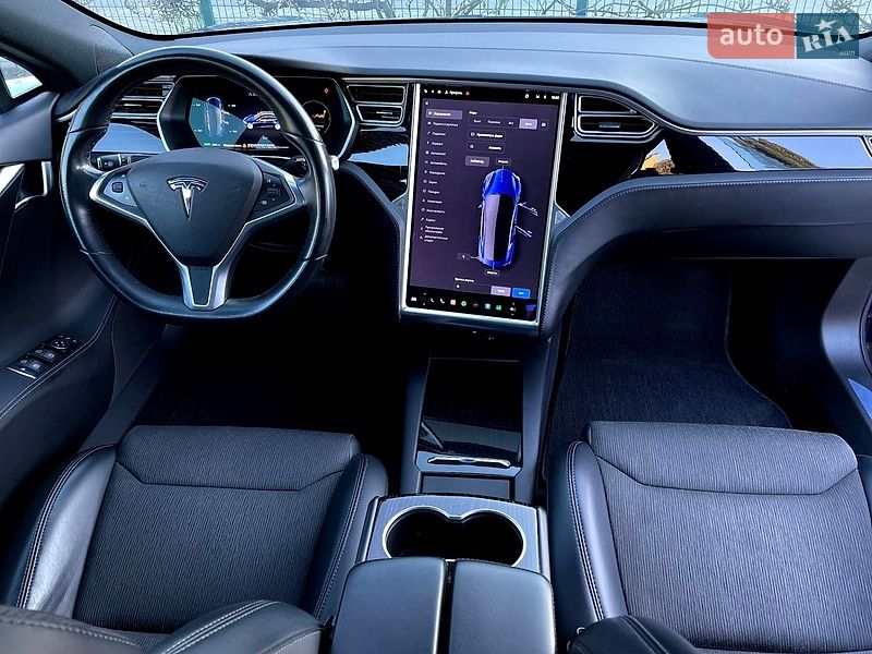 Лифтбек Tesla Model S 2017 в Львове