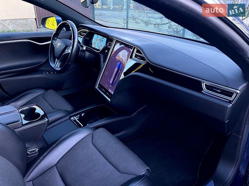 Лифтбек Tesla Model S 2017 в Львове
