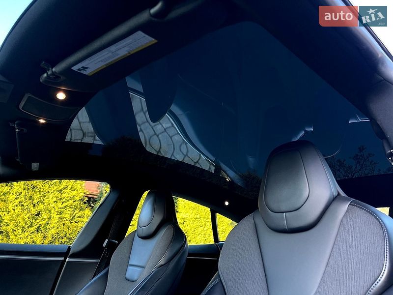Лифтбек Tesla Model S 2017 в Львове