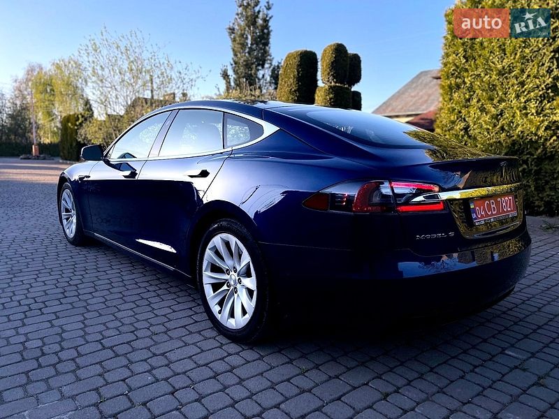 Лифтбек Tesla Model S 2017 в Львове