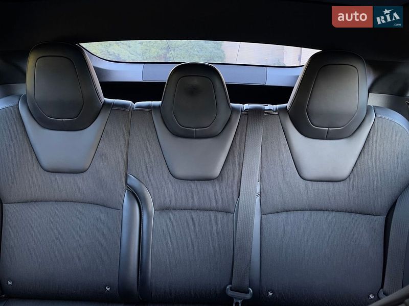Лифтбек Tesla Model S 2017 в Львове