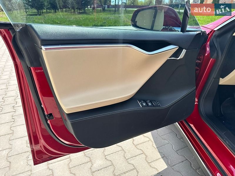 Ліфтбек Tesla Model S 2014 в Волочиську
