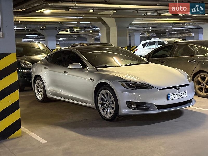 Лифтбек Tesla Model S 2018 в Днепре
