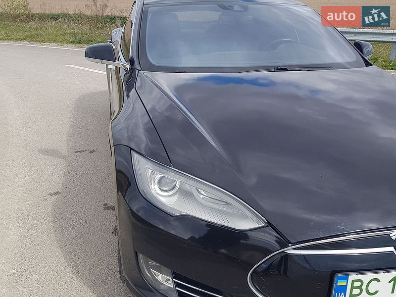 Ліфтбек Tesla Model S 2015 в Городку