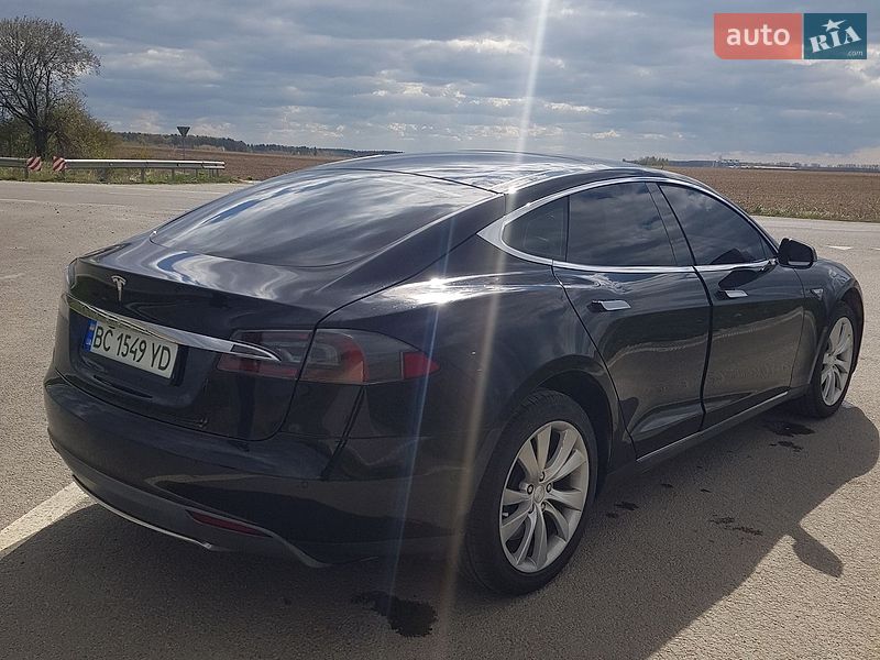 Ліфтбек Tesla Model S 2015 в Городку