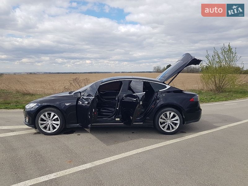 Ліфтбек Tesla Model S 2015 в Городку
