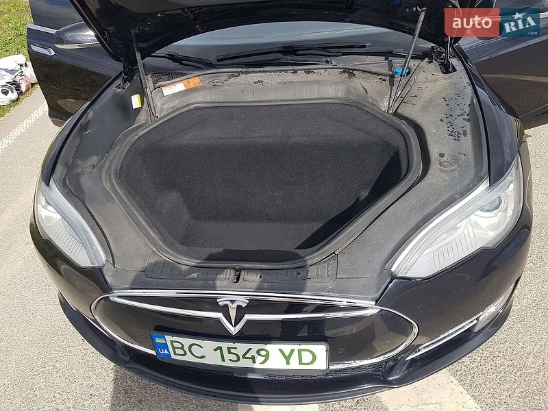 Ліфтбек Tesla Model S 2015 в Городку