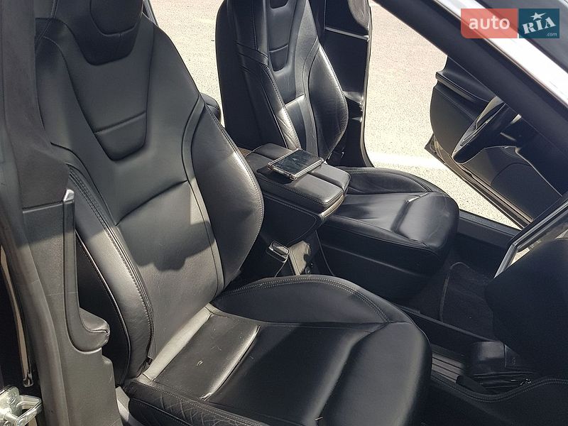 Ліфтбек Tesla Model S 2015 в Городку
