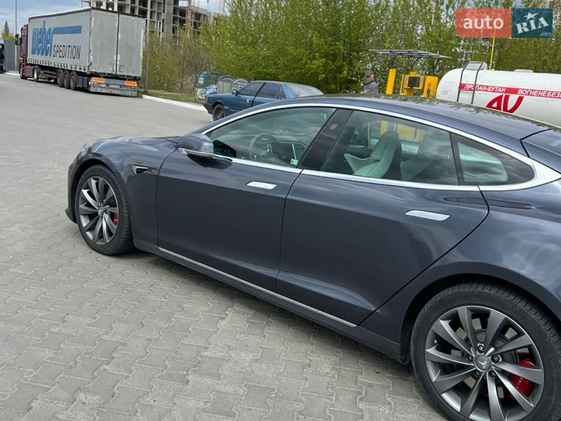 Лифтбек Tesla Model S 2017 в Луцке