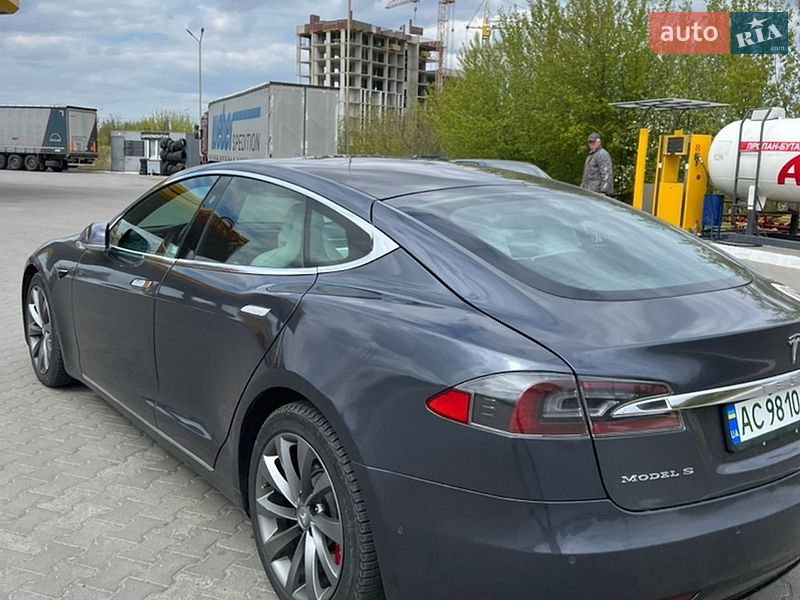 Лифтбек Tesla Model S 2017 в Луцке