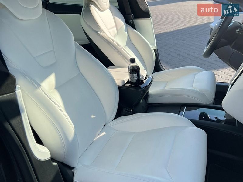 Лифтбек Tesla Model S 2017 в Луцке