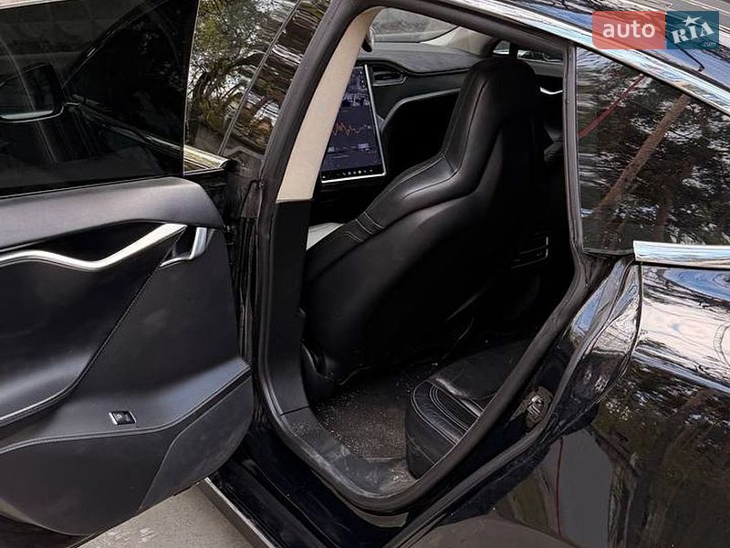 Лифтбек Tesla Model S 2015 в Киеве