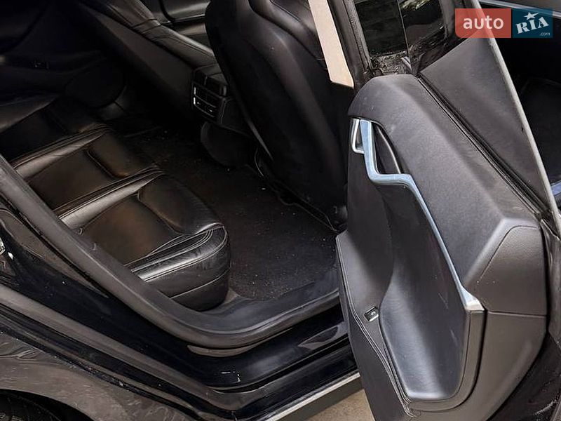 Лифтбек Tesla Model S 2015 в Киеве