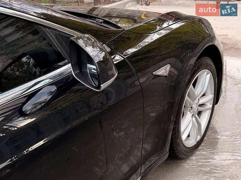 Лифтбек Tesla Model S 2015 в Киеве