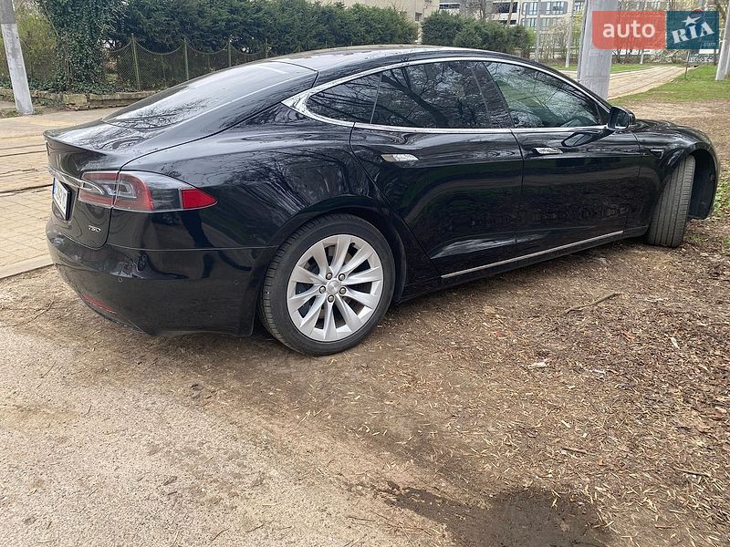 Лифтбек Tesla Model S 2018 в Львове