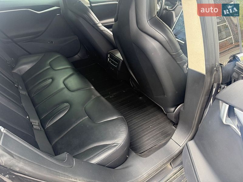 Ліфтбек Tesla Model S 2015 в Чернівцях