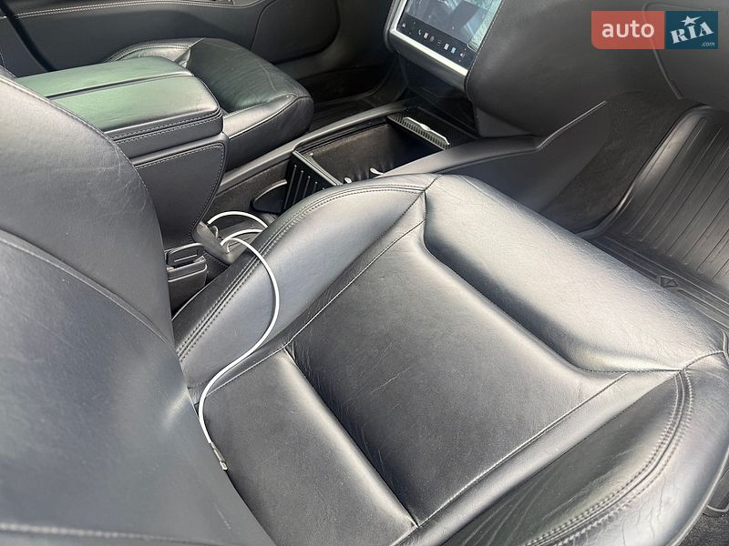 Ліфтбек Tesla Model S 2015 в Чернівцях