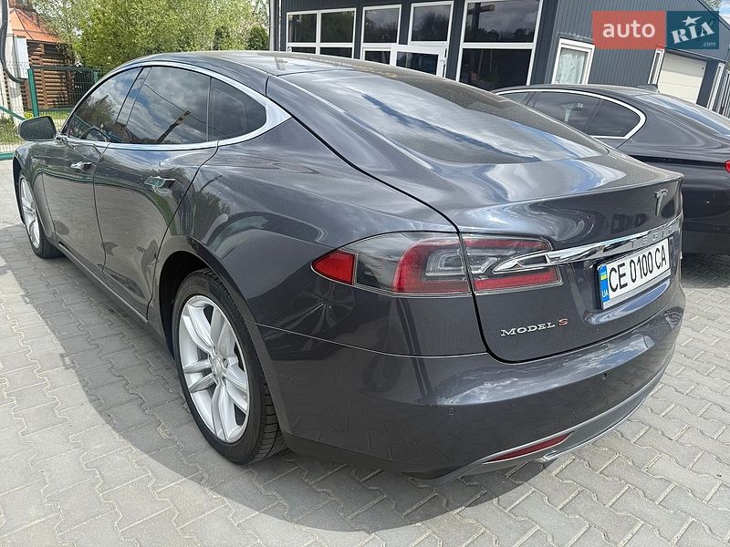 Ліфтбек Tesla Model S 2015 в Чернівцях