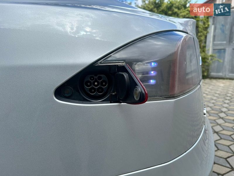 Лифтбек Tesla Model S 2015 в Львове