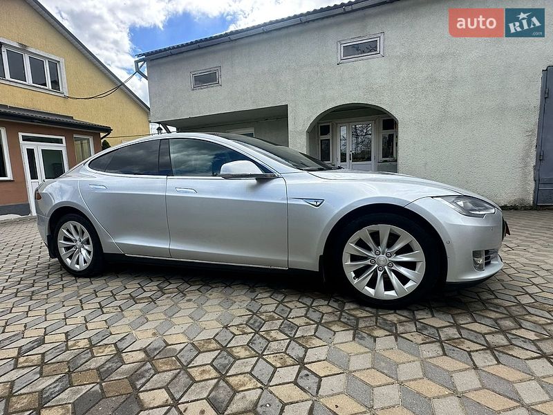 Лифтбек Tesla Model S 2015 в Львове