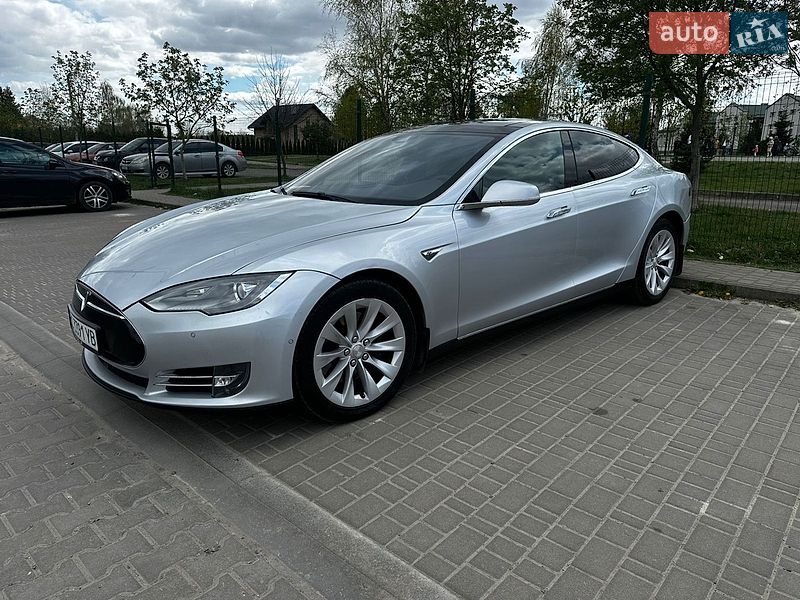 Лифтбек Tesla Model S 2015 в Львове
