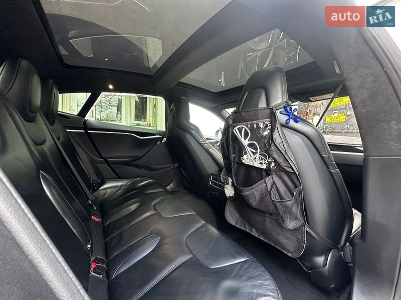 Лифтбек Tesla Model S 2015 в Львове