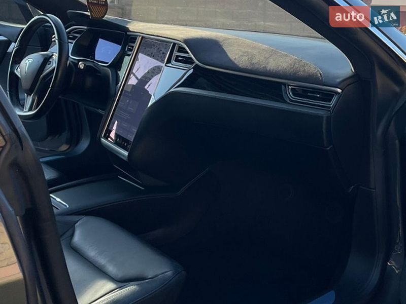 Лифтбек Tesla Model S 2016 в Ровно