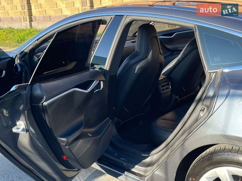 Лифтбек Tesla Model S 2016 в Ровно