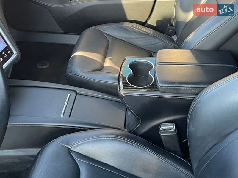 Лифтбек Tesla Model S 2016 в Ровно