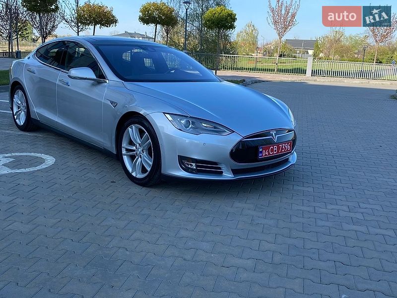 Tesla Model S 2015