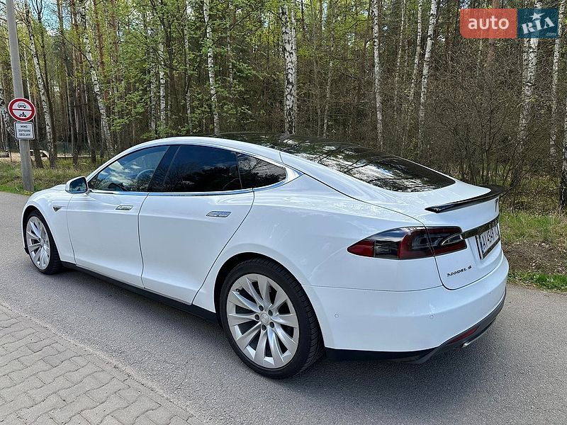 Ліфтбек Tesla Model S 2015 в Києві