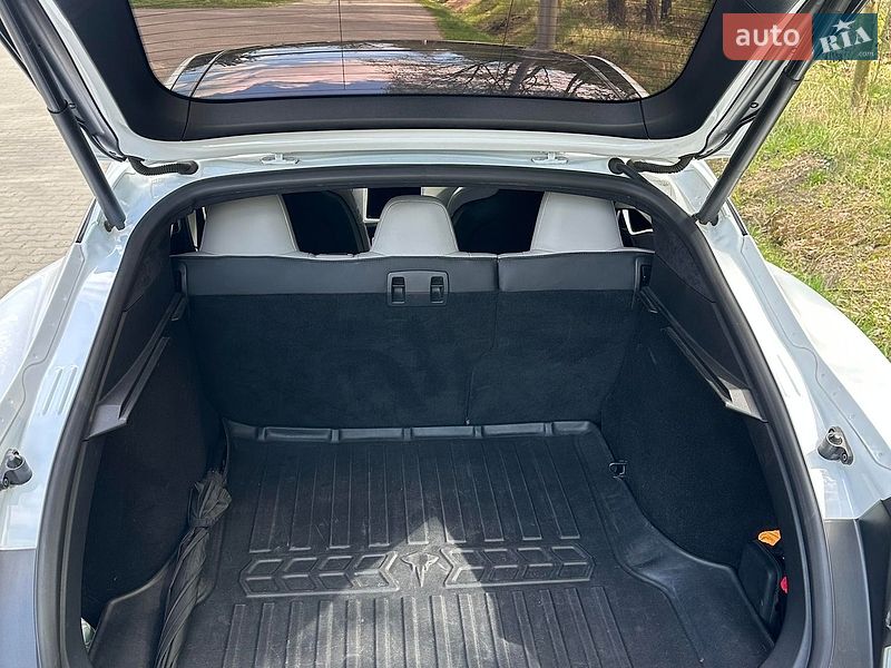 Ліфтбек Tesla Model S 2015 в Києві