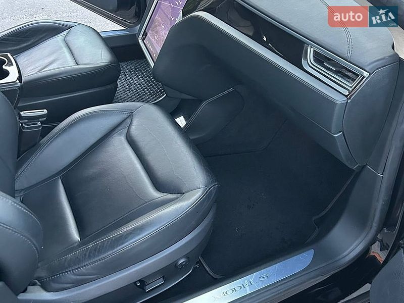 Лифтбек Tesla Model S 2015 в Львове